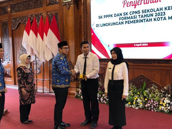 Pemkot Mojokerto Serahkan 120 SK PPPK dan CPNS, Ini Pesan Mas Pj