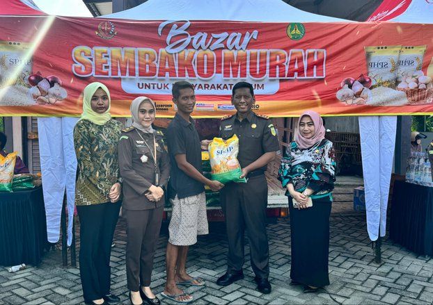 Bantu Masyarakat, Kejari dan Pemkot Mojokerto Gelar Pasar Sembako Murah