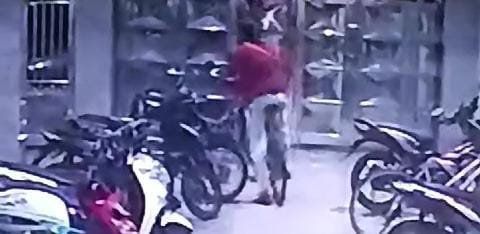 Pura-Pura Salat Tarawih, Maling Curi Sepeda Jemaah Masjid Depan Polres