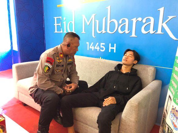 Cegah Kecelakaan, Polisi Lakukan Hipnoterapi dan&nbsp;Sulap