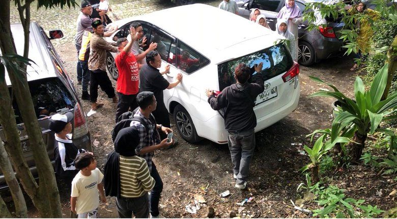 Heboh Bocah Tidur Terkunci Dalam Mobil, Ditinggal Orang Tua Makan