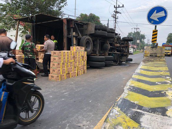 Lagi, Truk Bermuatan Minuman Terguling di Depan SPN Bangsal