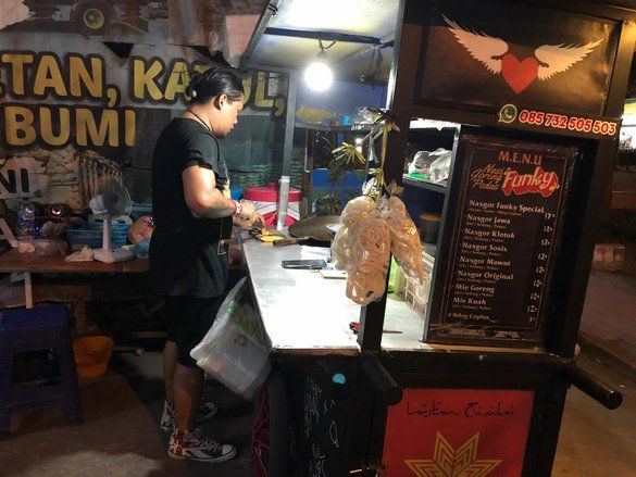 Nasi Goreng Om Funky, Berpenampilan Serba Dewa-19