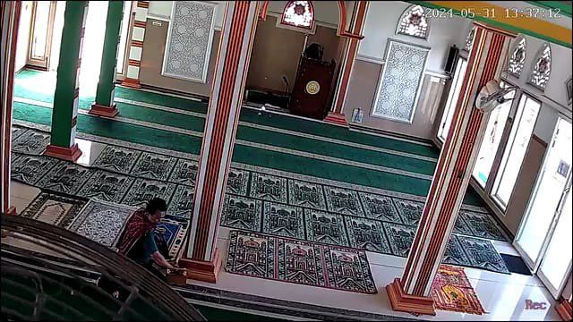 Usai Salat Jumat, Uang Kotak Amal Masjid Ini Ludes Dicuri Pria Bersarung