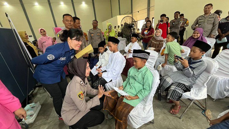 HUT Bhayangkara ke-78, Polres Mojokerto Gelar Sunat Massal, Donor Darah, dan Operasi Katarak Gratis