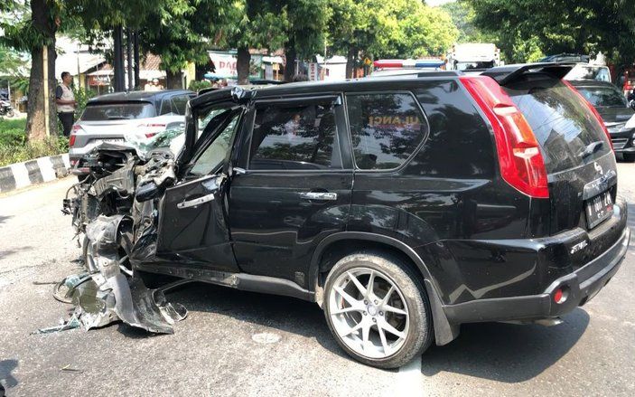 Diduga Sopir Mengantuk, Mobil Ringsek Tabrak Truk Kontainer di Mojosari