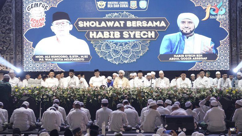 Pemkot Mojokerto Gelar Salawat bersama Habib Syech, Ingatkan Rokok Ilegal hingga Judi Online