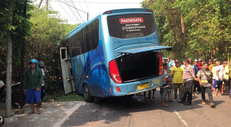Gagal Salip Motor, Truk Tabrakan dengan Bus di Jalan Raya Trawas