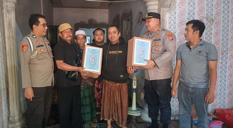Polres Probolinggo Beri Bansos Ojek Korban Penembakan KKB Papua 