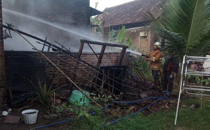 Tempat Penggorengan Kerupuk di Mojokerto Ludes Terbakar