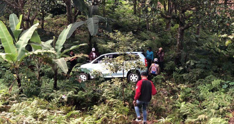 Mobil Rombongan asal Surabaya Alami Rem Blong di Pacet, Dua Orang Tewas