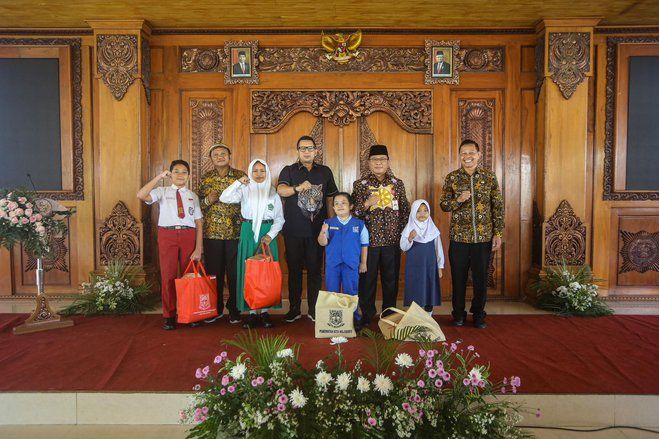 Pemkot Mojokerto Kembali Bagi Seragam dan Sepatu Gratis&nbsp;Siswa Baru SD/MI dan SMP/MTs
