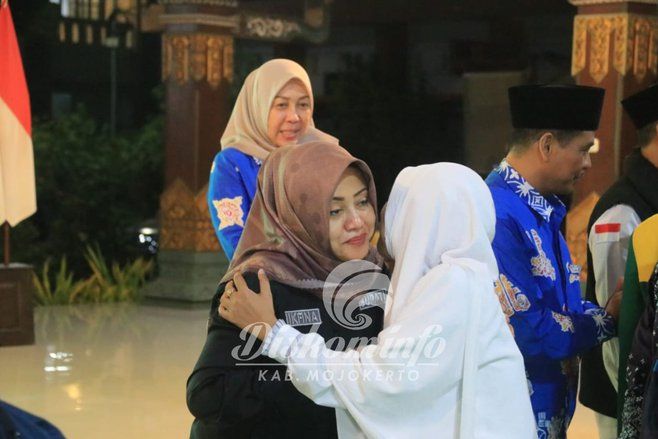 Bupati Ikfina Sambut Kedatangan Jemaah Haji Mojokerto Kloter 66 dan 67