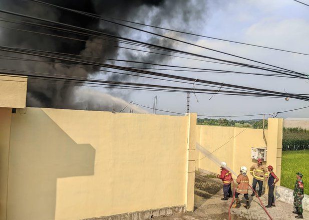 Gudang Plastik di Mojokerto Terbakar, Dua Truk Hangus
