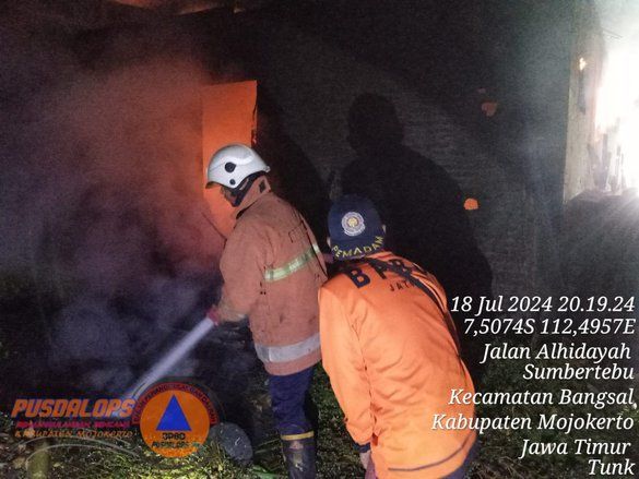 Bakar Sampah, Rumah Berisi Rongsokan di Bangsal Mojokerto Terbakar