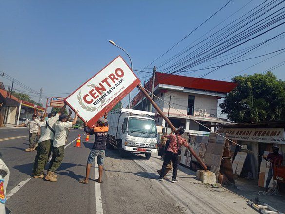 Satpol PP Kabupaten Mojokerto Bongkar Lima Reklame Tanpa Izin