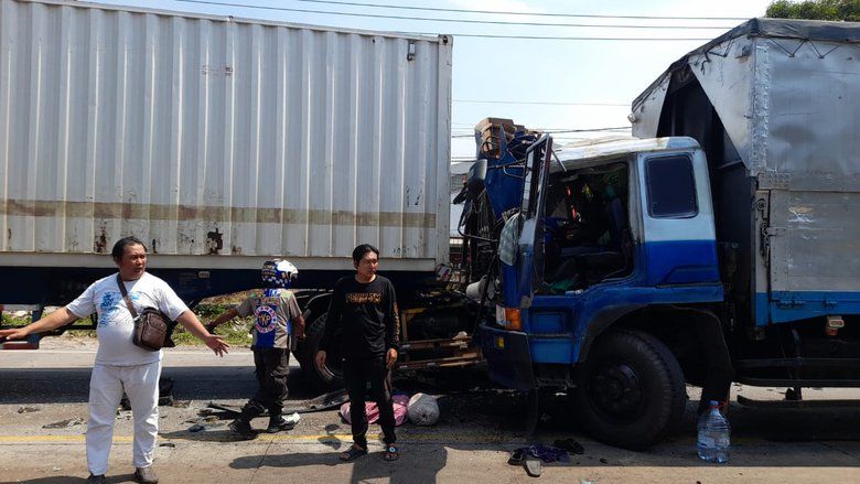 Dua Truk “Adu Banteng” di Jalur Bypass Mojokerto, Satu Sopir Tewas