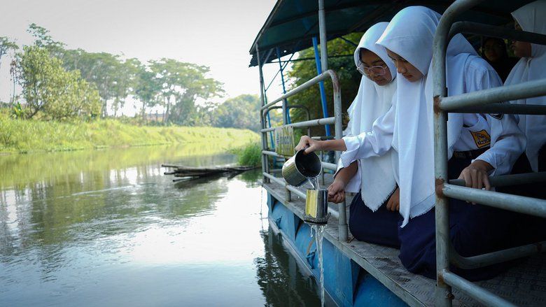 Ecoton Latih Siswa SMPN 3 Kota Mojokerto Kenali Ekosistem Sungai