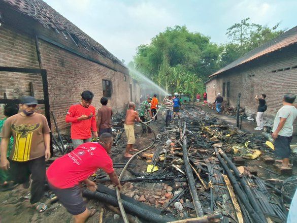Gudang Spons di Mojokerto Ludes Terbakar, Pemilik Terluka