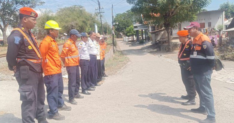 Dishub dan KAI Daop 9 Pasang Patok Penyempitan Jalan di JPL Desa Pesisir