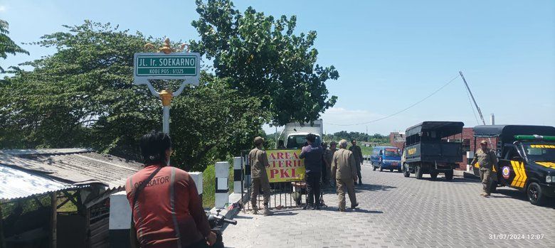 Meski Dagangan Laris, Satpol PP Larang PKL Berjualan di Jalan Ir. Soekarno Kota Mojokerto