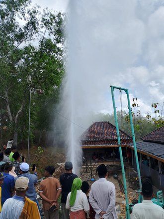 Warga Heboh, Sumur Bor di Sampang Semburkan Air Setinggi 15 Meter 