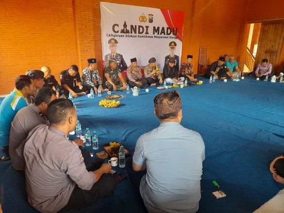 Menjelang Pilkada, Polsek Dlanggu Diskusi dengan Masyarakat Ingatkan Hoaks
