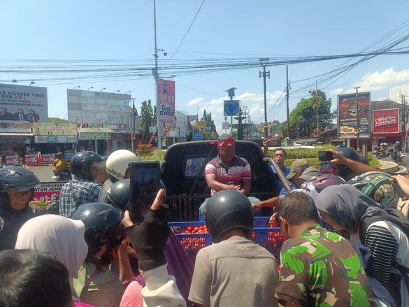 Harga Tomat Rp500, Petani Demo DPRD Jember dan Bagi Gratis 1,5 Kuintal Tomat