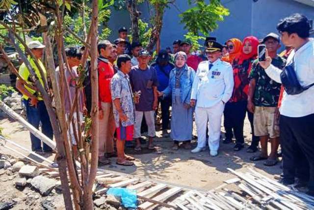 Masih Kenakan Seragam Upacara, Bung Karna Datangi Lokasi Kebakaran Rumah