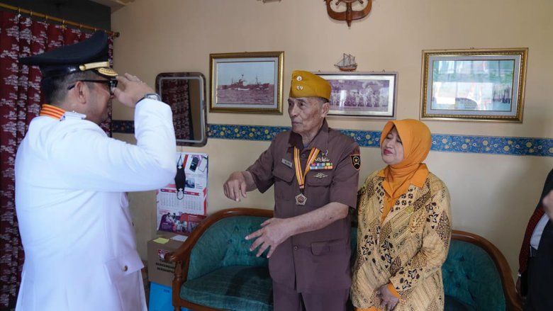 HUT Kemerdekaan, Pj Wali Kota Mojokerto dan Forkopimda Datangi Rumah Veteran dan Beri Bingkisan