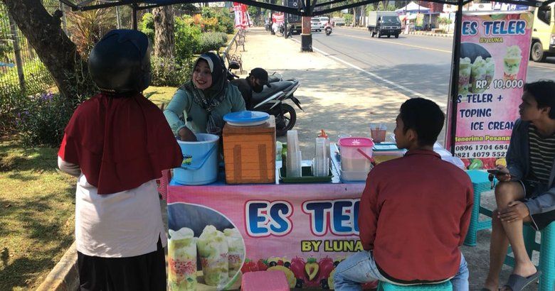 Musim Panas, Es Teler Toping Es Cream Mojosari Laris Manis