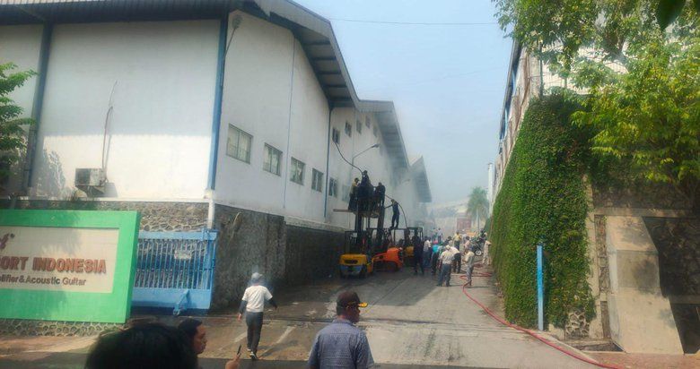 Gudang Pabrik Gitar di Ngoro Terbakar, Empat Mobil Pemadam Dikerahkan