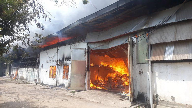 Pabrik Mebel PT Wangsa Adi Guna di Mojokerto Terbakar Hebat