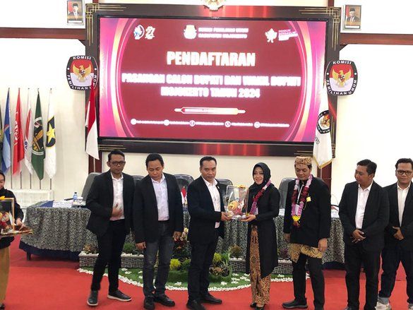 Diusung Enam Parpol, Ikfina-Gus Dullah Daftar ke KPU Kabupaten Mojokerto