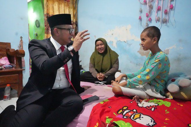 Mas Pj Kunjungi Okta Gadis Yatim Piatu Penderita Tumor, Bantu Pengobatan ke Surabaya