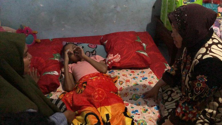 Menteri Sosial Risma Beri Bantuan Okta Penderita Tumor Uterus asal Mojokerto