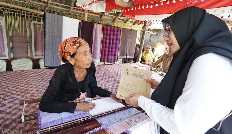 Bupati Ipuk Minta Instansi dan Desainer Manfaatkan Karya Tenun Mbah Siami