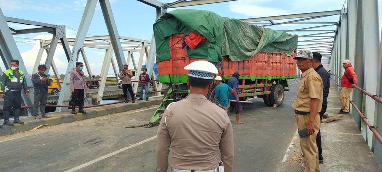Hindari Pemotor Terjatuh, Truk Gandeng Nyaris Tercebur ke Sungai Brantas