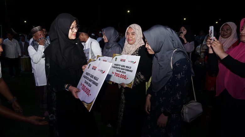 Bupati Ipuk Bagikan Insentif untuk 14 Ribu Lebih Guru Ngaji di Banyuwangi