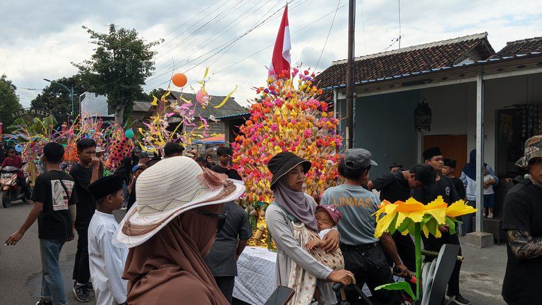 Pawai Muludan Desa Gitik Banyuwangi Sajikan 10 Ribu Kembang <em>Endhog</em>