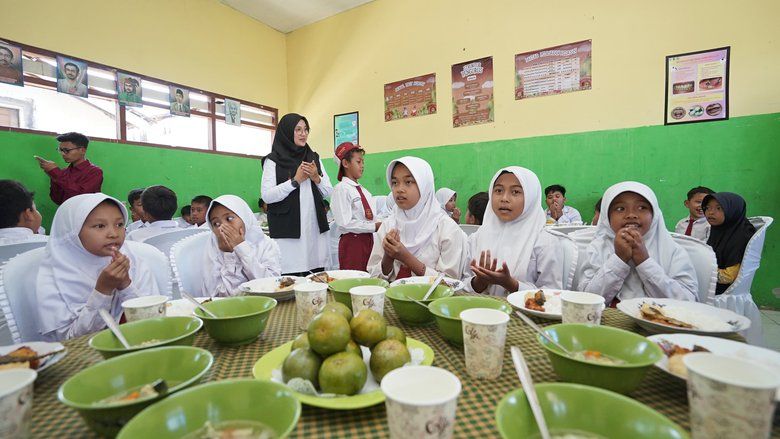 <em>Ngantor</em> di Desa, Bupati Ipuk Simulasi Program Makan Siang Bergizi