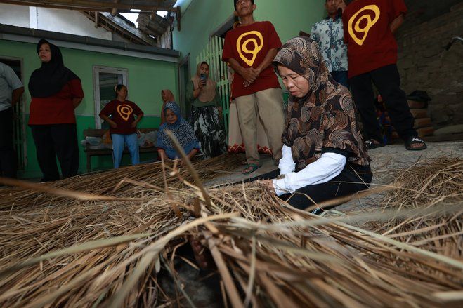 Pariwisata Menggeliat, Pengusaha Pembuat Atap Ilalang di Banyuwangi Dapat Cuan