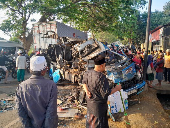Kecelakaan Maut Libatkan Dua Mobil Elf dan Towing, Enam Orang Tewas