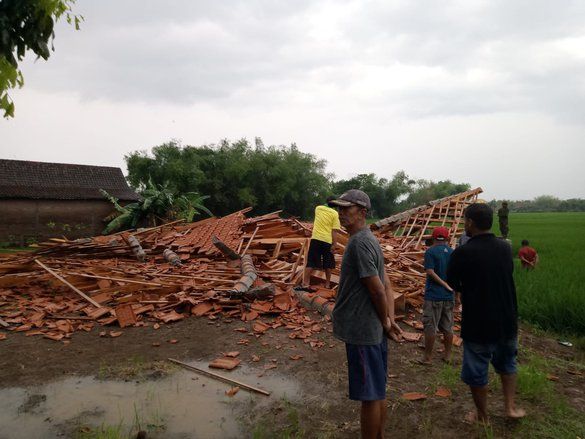 Awal Musim Hujan, Rumah Joglo di Madiun Disapu Angin Kencang