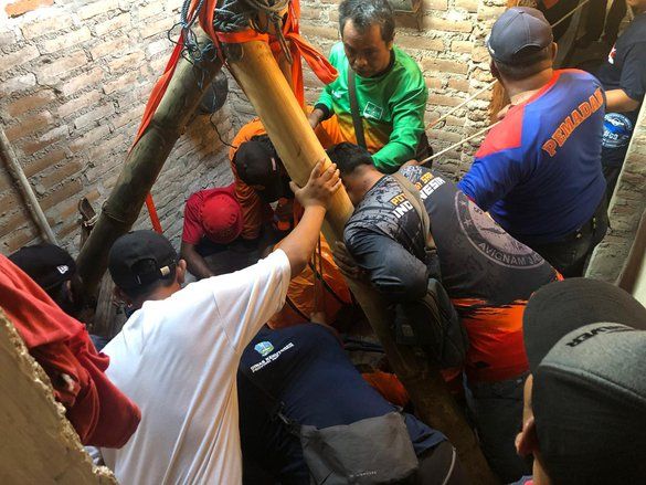 Cari Bangkai Tikus, Pria Lansia Terjebak dalam Sumur 25 Meter