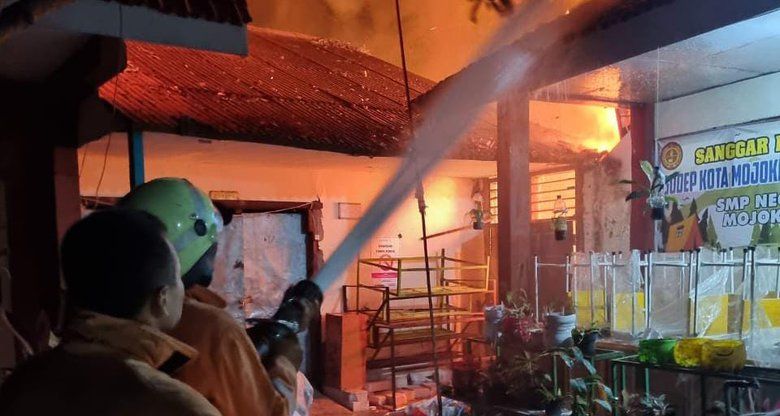Gudang di SMPN 3 Kota Mojokerto Ludes Terbakar