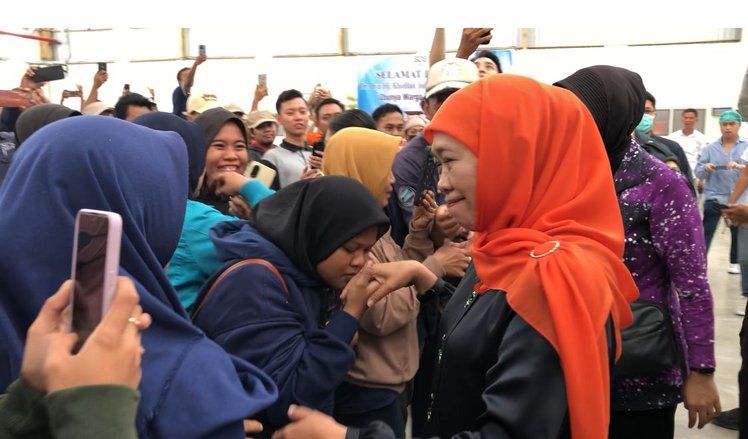Sapa Ribuan Buruh Pabrik Tisu di Mojokerto, Khofifah Dukung Ekspor Tisu Bertambah