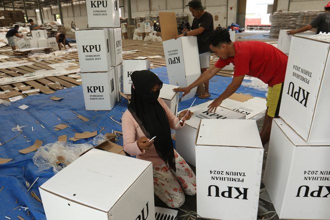 Puluhan Pekerja Mulai Rakit Kotak Suara Pilkada Banyuwangi 2024