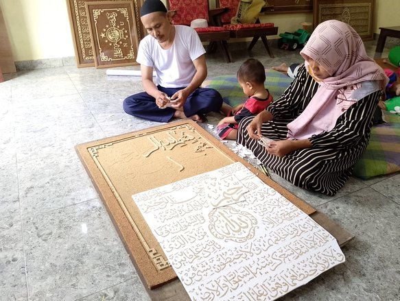 Menjelang Lebaran, Pesanan Kaligrafi Serbuk Kayu di Probolinggo Naik 20 Persen