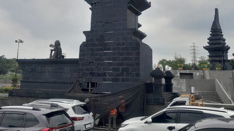 Sempat Viral Karena Rontok, Gapura di Perbatasan Gresik-Surabaya Mulai Diperbaiki
